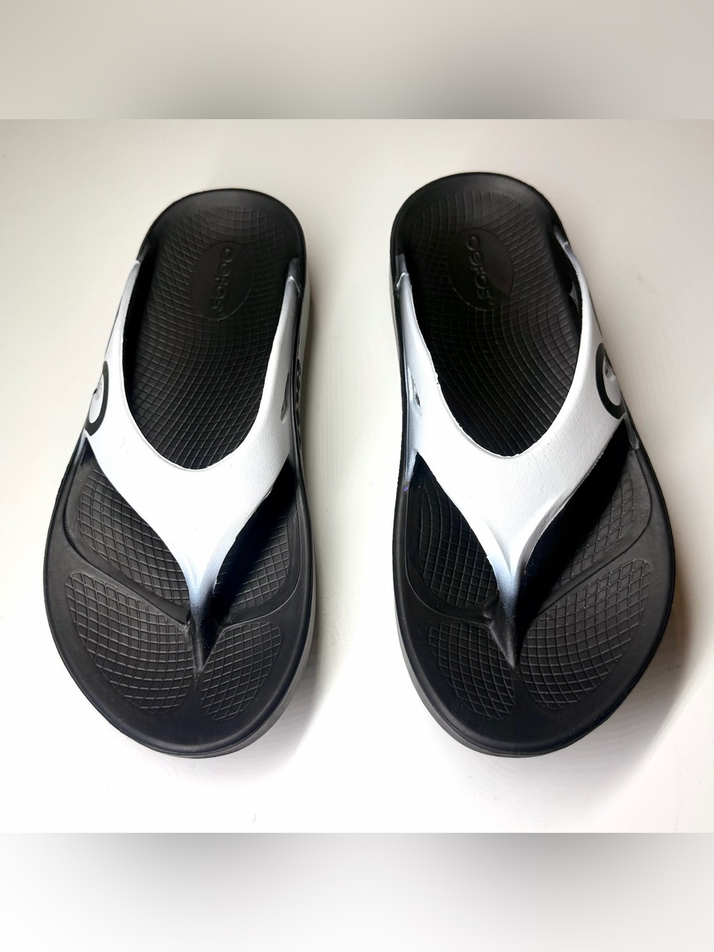 OOFOS OOriginal Sport Thong Flip Flop Sandal Black/White Size- Men’s 6/ Women 8 - Picture 2 of 8